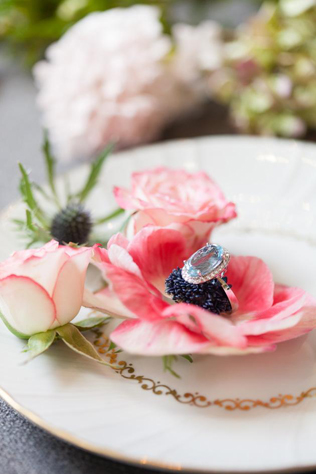 Тренд: помолвочные кольца с голубыми камнями 