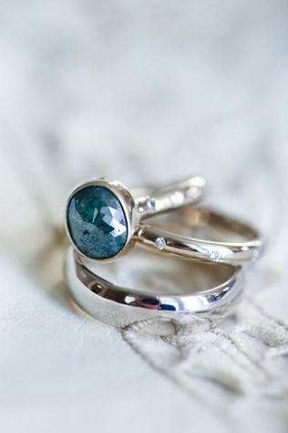 Тренд: помолвочные кольца с голубыми камнями 