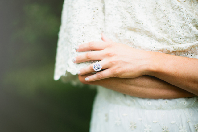 Тренд: помолвочные кольца с голубыми камнями 