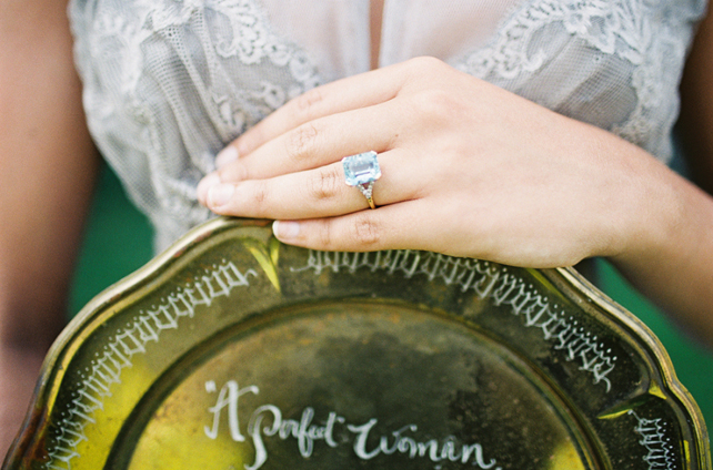 Тренд: помолвочные кольца с голубыми камнями 