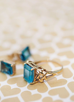 Тренд: помолвочные кольца с голубыми камнями 