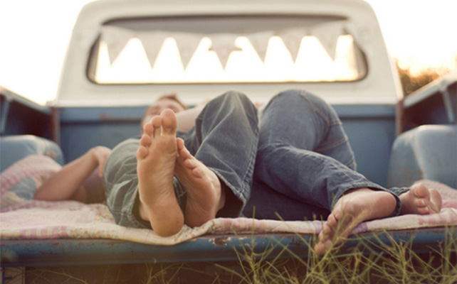 Непринужденный сон жениха и невесты на природе 