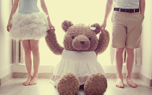 Жених и невеста у себя дома: игрушки