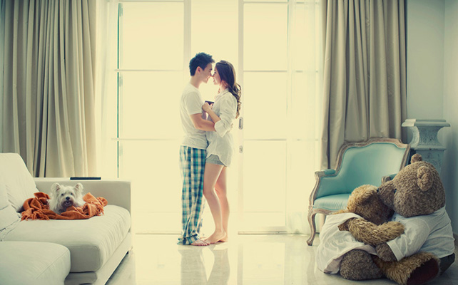 Жених и невеста у себя дома: игрушки