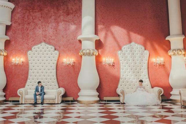 На фоне коралловой стены троны молодоженов выглядят особенно эффектно.

