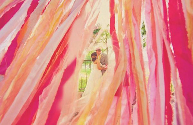 Коралловые ленточки в свадебном оформлении
