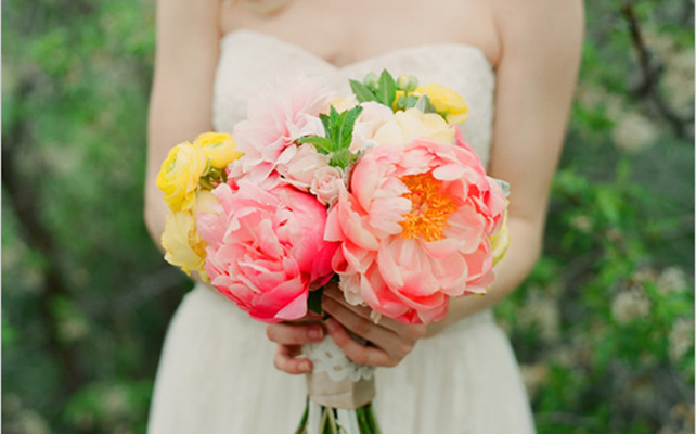 Букеты невесты в коралловых тонах