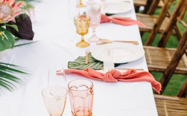 Коралловые акценты в сервировке свадебного банкета. Студия Сахаpdecor
