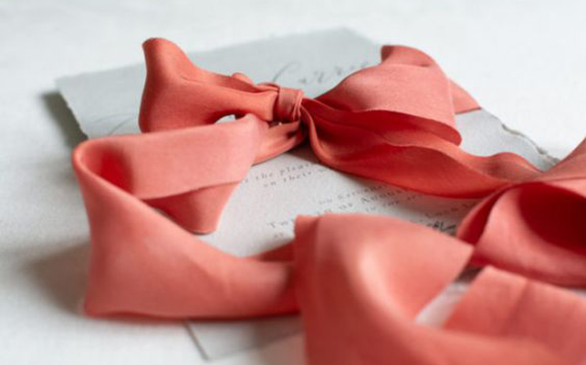 Шелковые ленты кораллового оттенка для сета свадебной полиграфии. Студия Сахаpdecor
