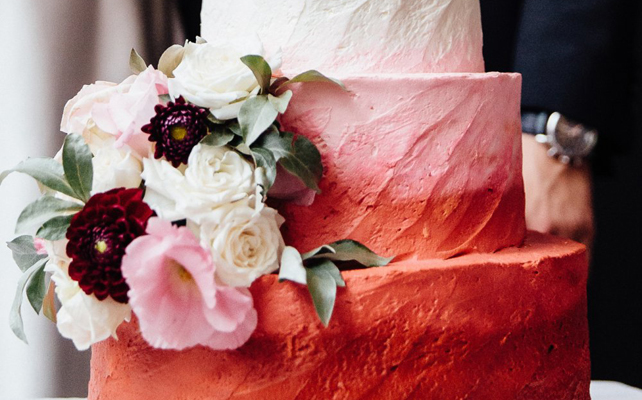 Торт в коралловых тонах