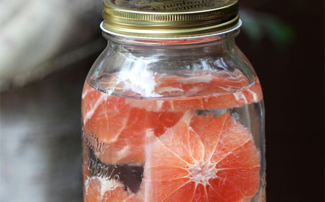 Напиток с грейпфрутами в банке