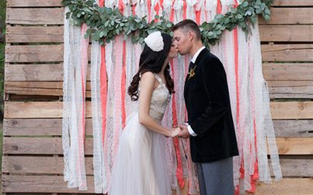 коралловые ленты в свадебном декоре