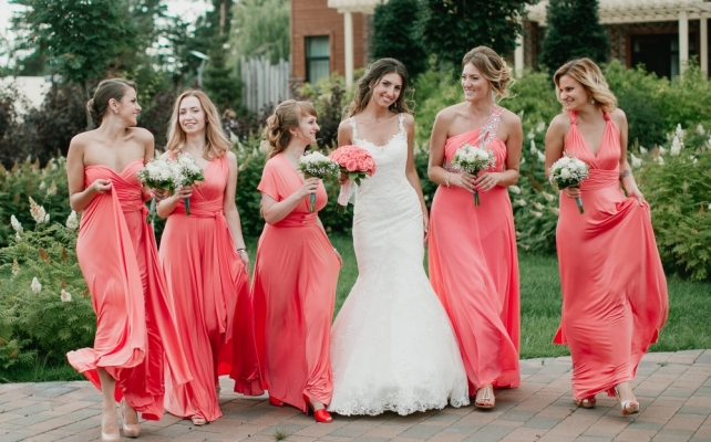 Коралловые платья на подружках невесты
