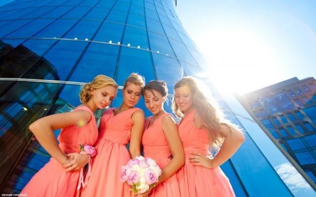 Коралловые платья на подружках невесты
