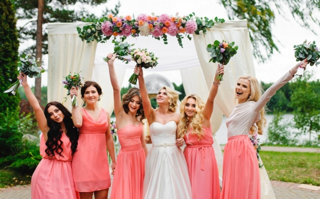 Коралловые платья на подружках невесты
