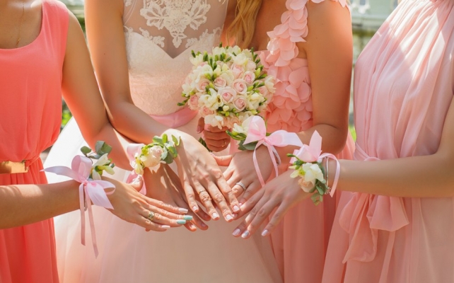 Коралловые платья на подружках невесты
