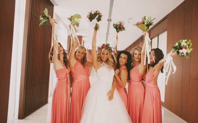 Коралловые платья на подружках невесты
