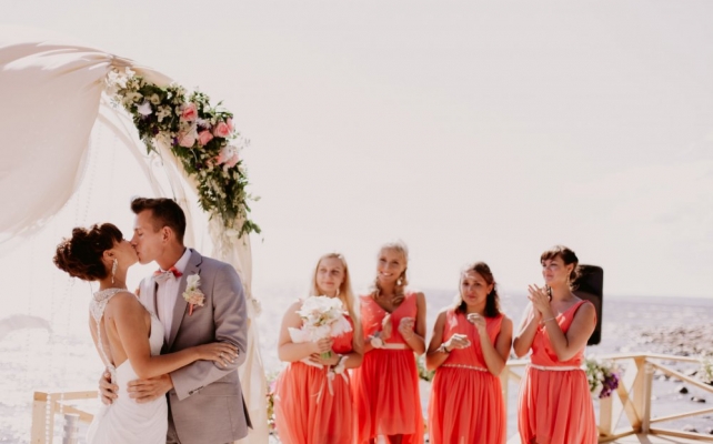 Коралловые платья на подружках невесты
