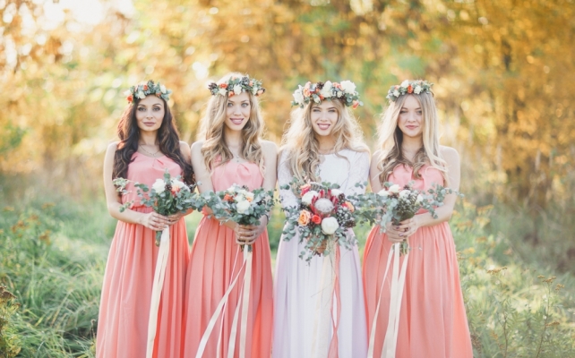 Коралловые платья на подружках невесты
