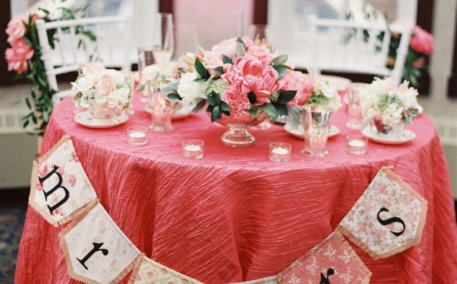 Стол молодоженов с коралловой скатертью