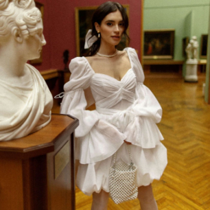 Старый тренд снова в моде: короткие свадебные платья 2022