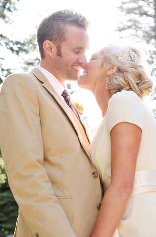 Свадебный костюм для межсезонья, жених и невеста