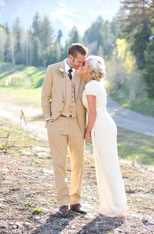 Свадебный костюм для межсезонья, жених и невеста