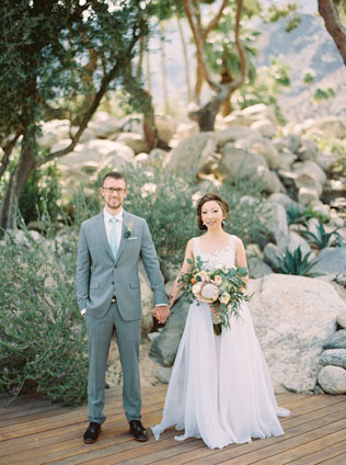 Свадебный костюм для межсезонья, жених и невеста