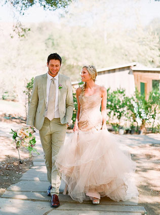 Свадебный костюм для межсезонья, жених и невеста