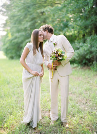 Свадебный костюм для межсезонья, жених и невеста