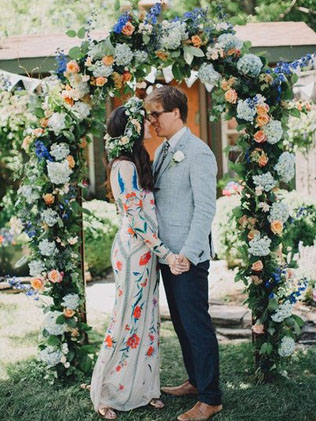 Свадебный костюм для межсезонья, жених и невеста