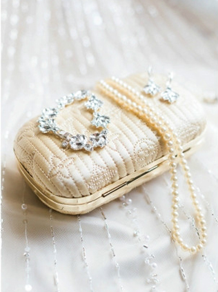 Выбор The-wedding.ru: самые красивые клатчи для невест 