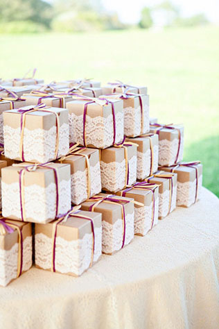 Кружево в декоре свадьбы, бонбоньерки