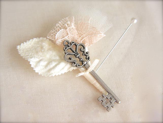 Кружево в декоре свадьбы - образ жениха, бутоньерка жениха