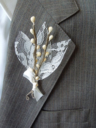 Кружево в декоре свадьбы - образ жениха, бутоньерка жениха