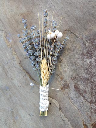 Кружево в декоре свадьбы - образ жениха, бутоньерка жениха