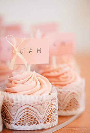 Кружево в декоре свадьбы, пирожное