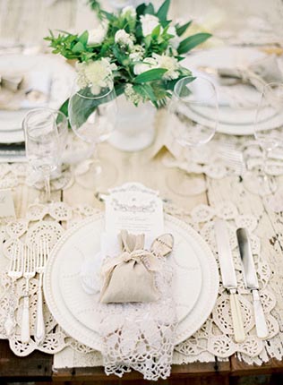 Кружево в декоре свадьбы - свадебный стол, сервировка