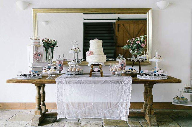 Кружево в декоре свадьбы - свадебный стол, сладкий стол