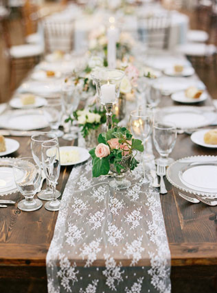 Кружево в декоре свадьбы - свадебный стол, сервировка