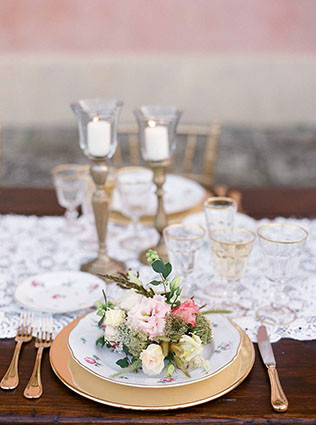 Кружево в декоре свадьбы - свадебный стол, сервировка