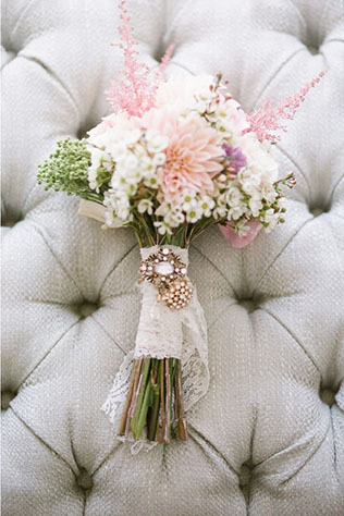 Кружево в декоре свадьбы - образ невесты, букет невесты