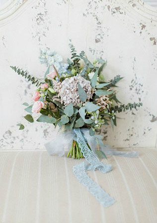 Кружево в декоре свадьбы - образ невесты, букет невесты