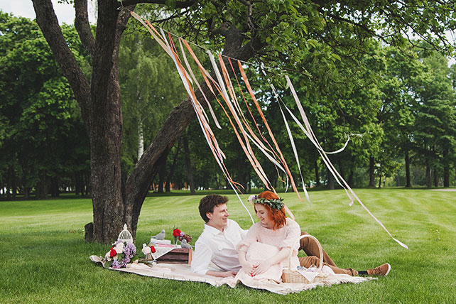 Летняя love story в парке, жених и невеста на пикнике