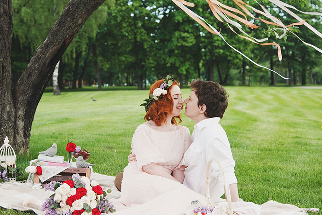 Летняя love story в парке, жених и невеста на пледе