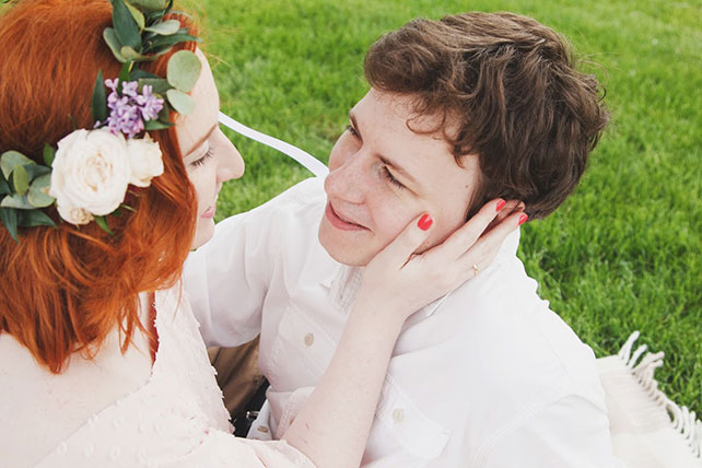 Летняя love story в парке, жених и невеста на пледе