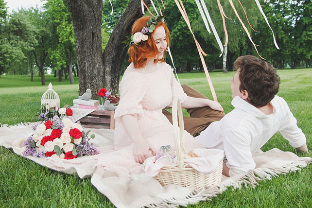 Летняя love story в парке, жених и невеста на пледе