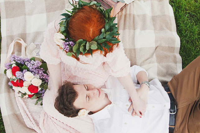 Летняя love story в парке, жених и невеста на пледе