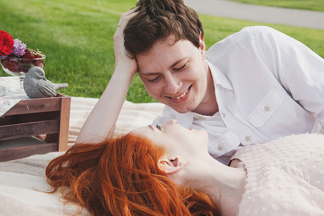 Летняя love story в парке, жених и невеста на пледе