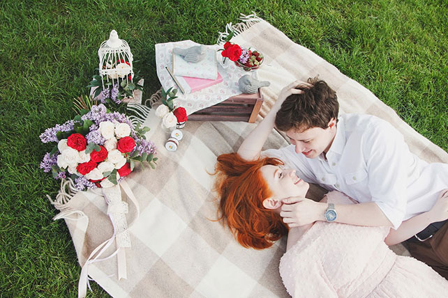 Летняя love story в парке, жених и невеста на пледе